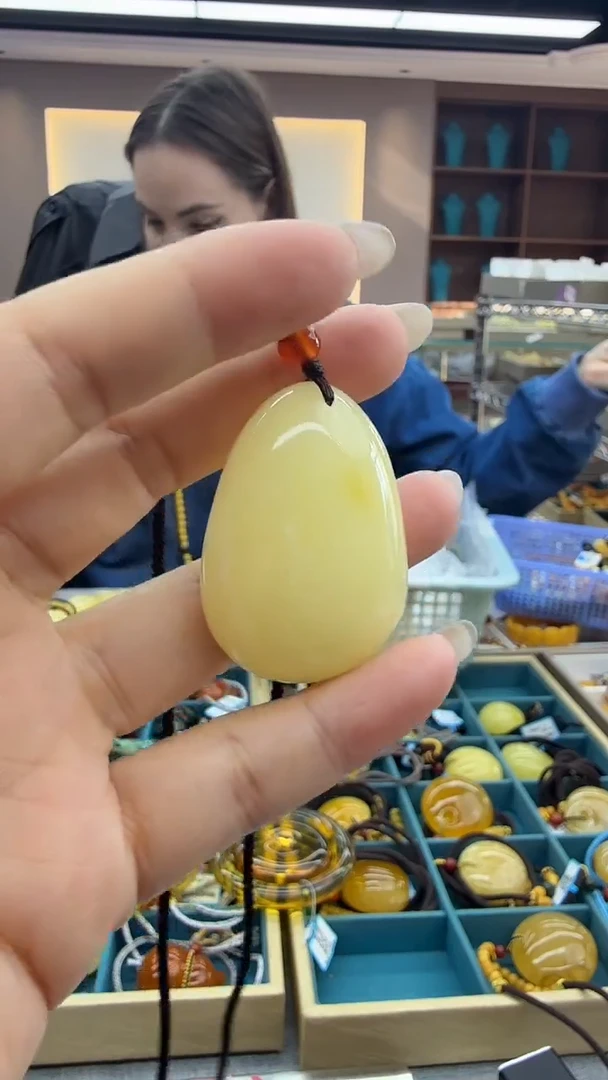 琥珀颈饰未镶嵌222秒拍号 假一罚三