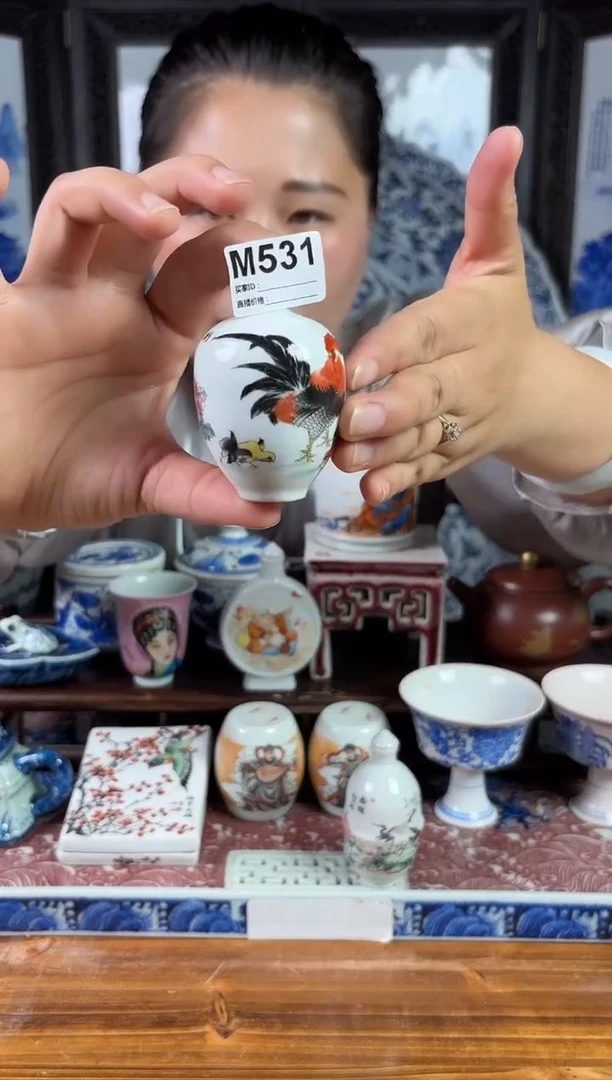 摆件景德镇陶瓷仿古（手工托印鼻烟壶)M531
