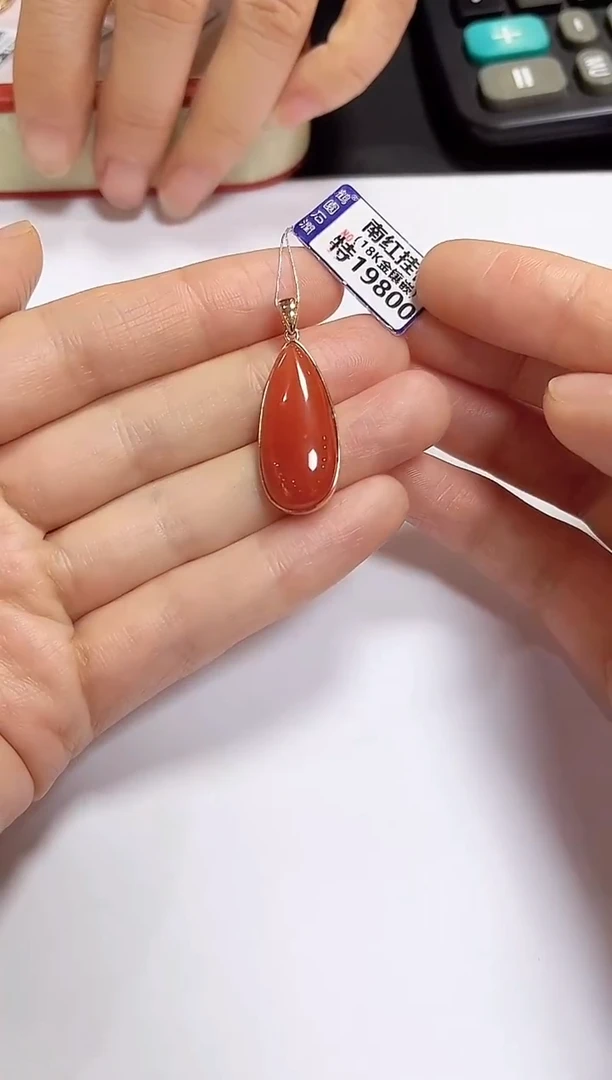 颈饰18K金镶嵌南红玛瑙挂件