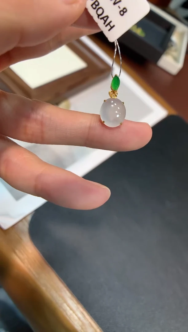 翡翠18K金镶嵌颈饰蛋面