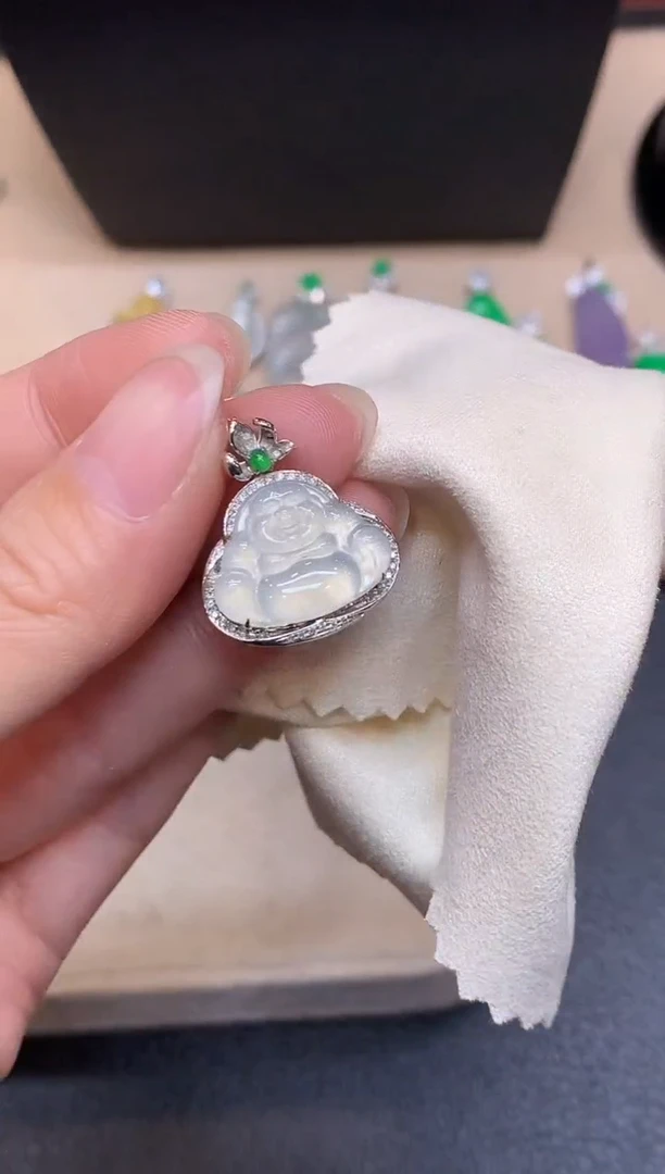 颈饰18K金镶嵌翡翠佛公【无服务费