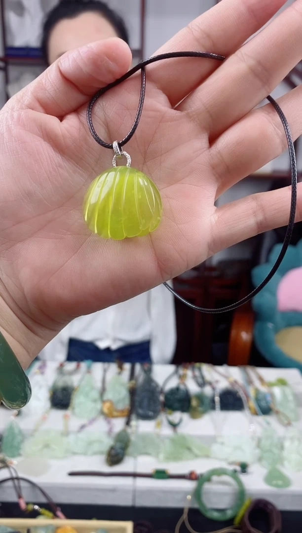 未镶嵌岫玉颈饰1