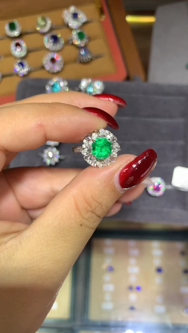 18K金镶嵌戒指祖母绿1.67ct