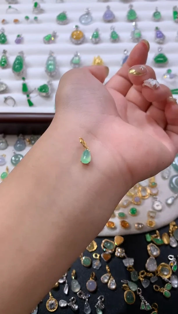 翡翠18K金镶嵌颈饰翡翠水滴提溜18K