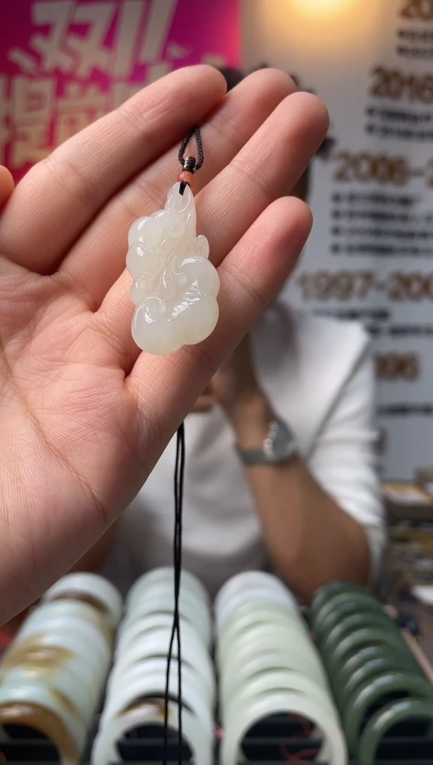 颈饰未镶嵌和田玉白玉灵芝吊坠一件