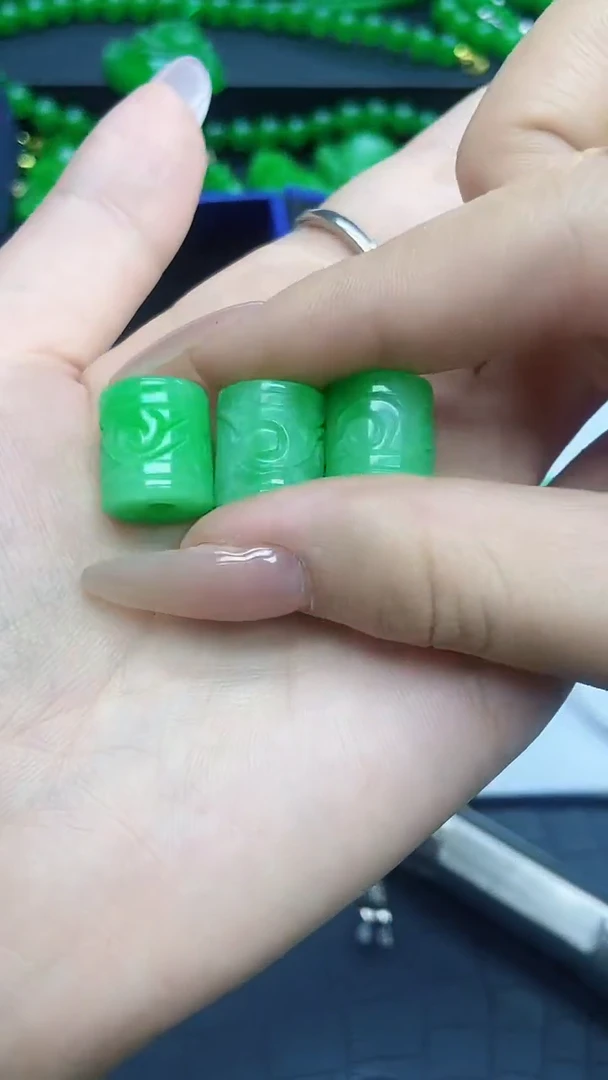 吊坠(赠链)未镶嵌翡翠翡翠满绿桶珠吊坠X44