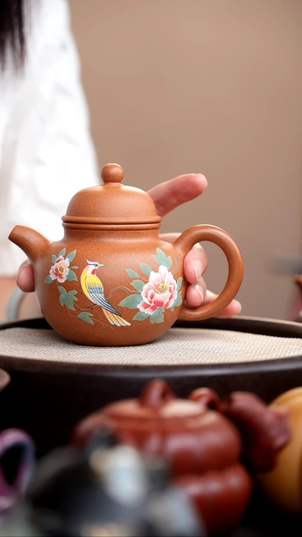 茶壶紫砂?****?金砂段泥掇球泥绘花鸟