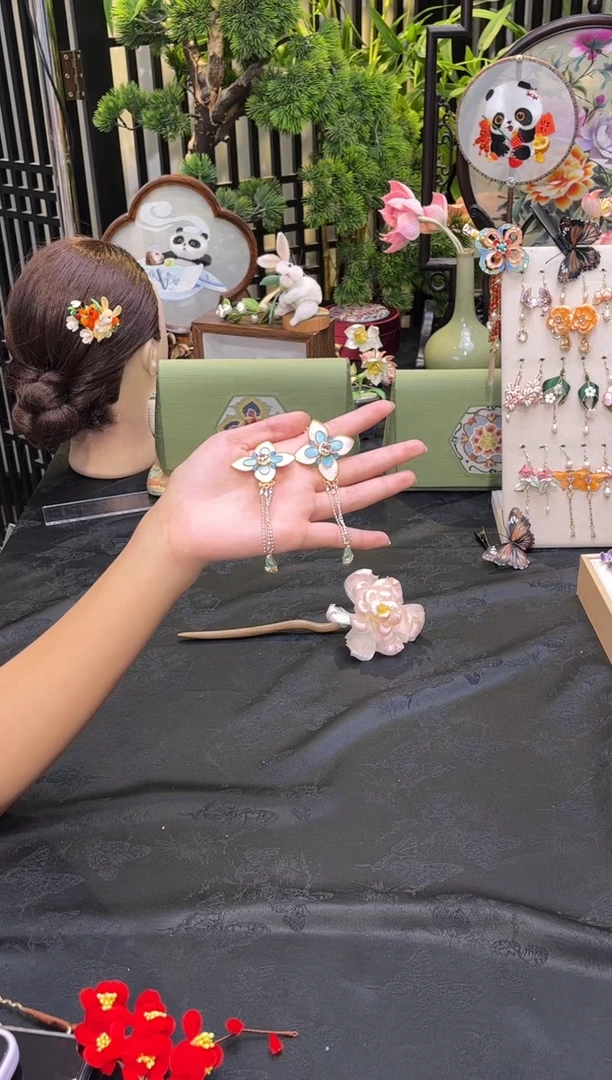 织绣是**吖非遗苏绣饰品