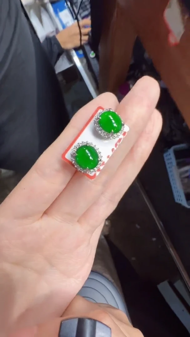未镶嵌定制翡翠翡翠A货有轻微色差属于正常现象，耳钉多样性发货1