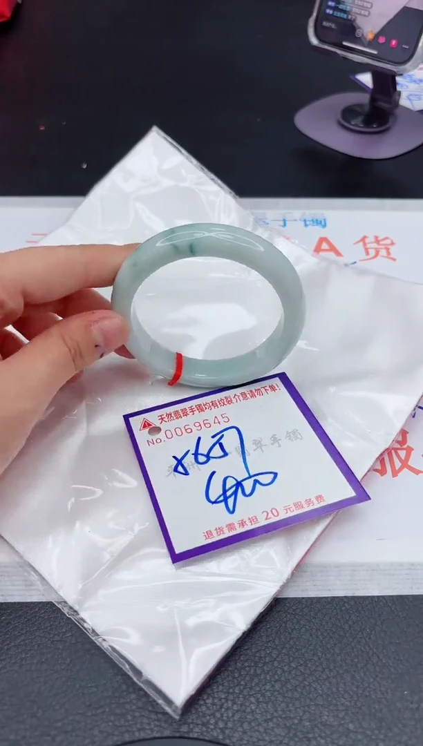 翡翠手镯未镶嵌1