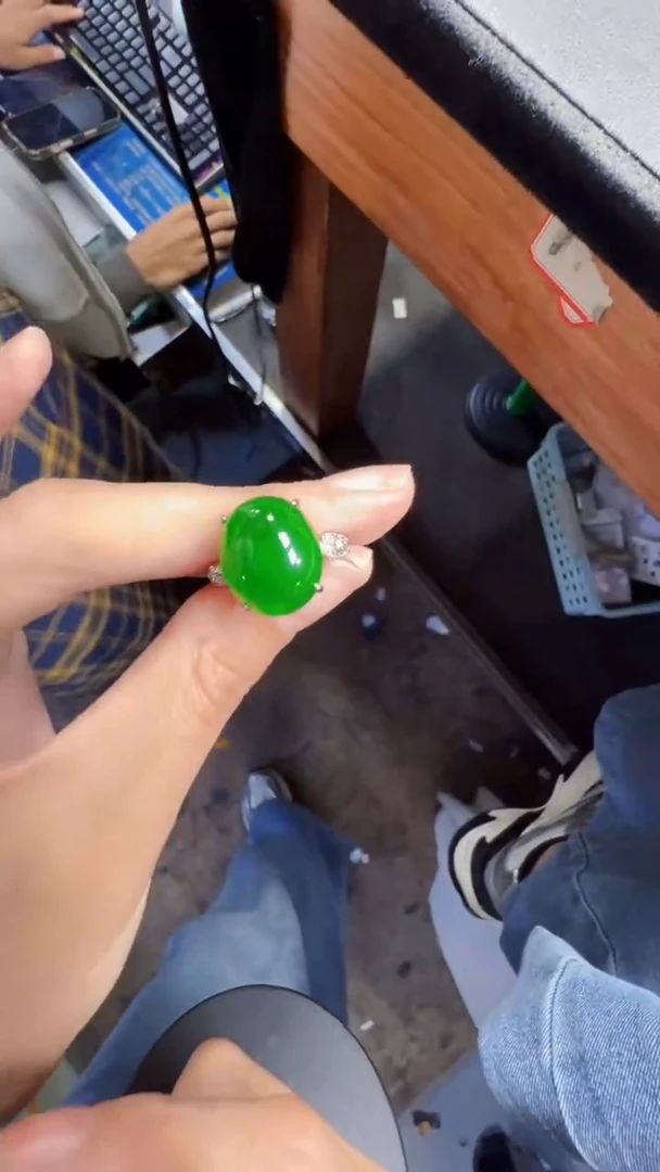 未镶嵌定制翡翠翡翠A货有轻微色差属于正常现象，戒指多样性发货1