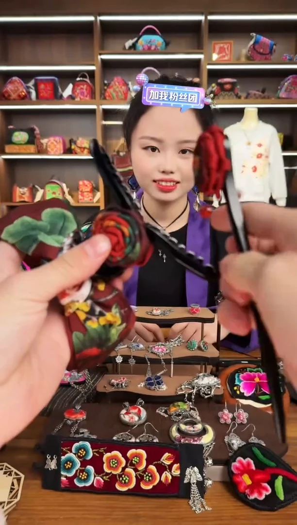 【闪购商品】织绣A20蒙阿苏苗绣传承