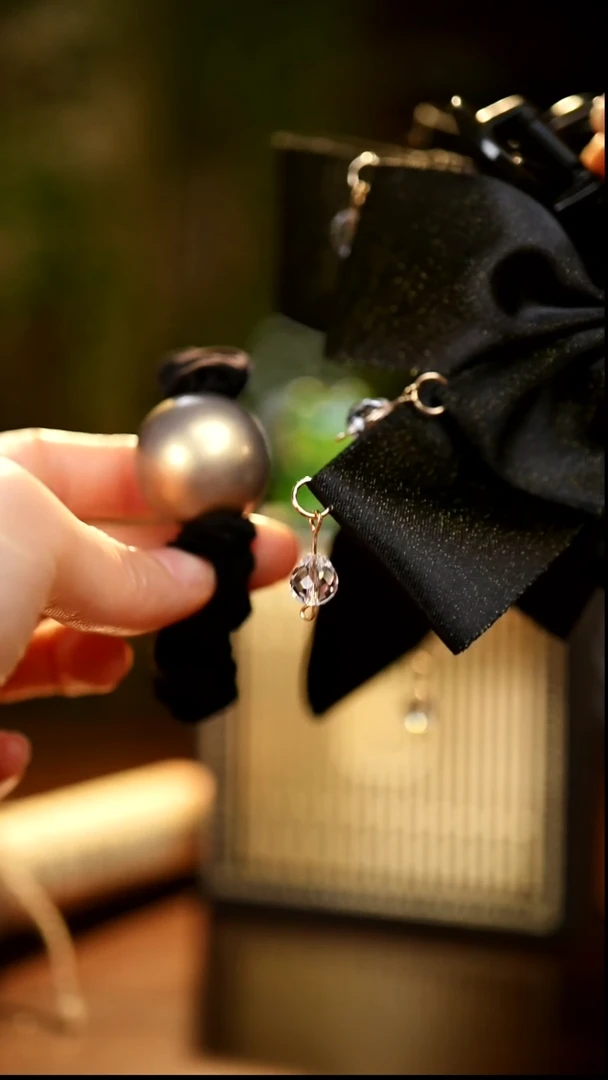 刺绣私人定制苗族手工转运珠一对和黑色抓夹