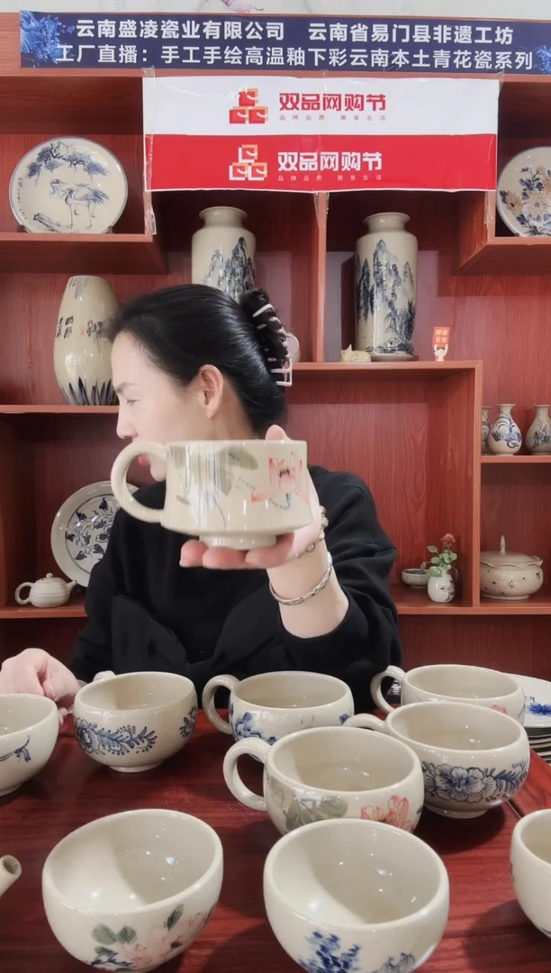 咖啡杯竹节绿叶荷花一个