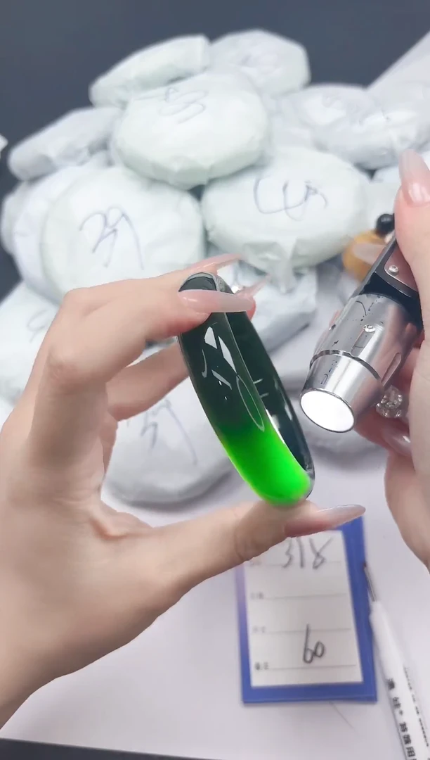 未镶嵌手镯石英质玉375/60