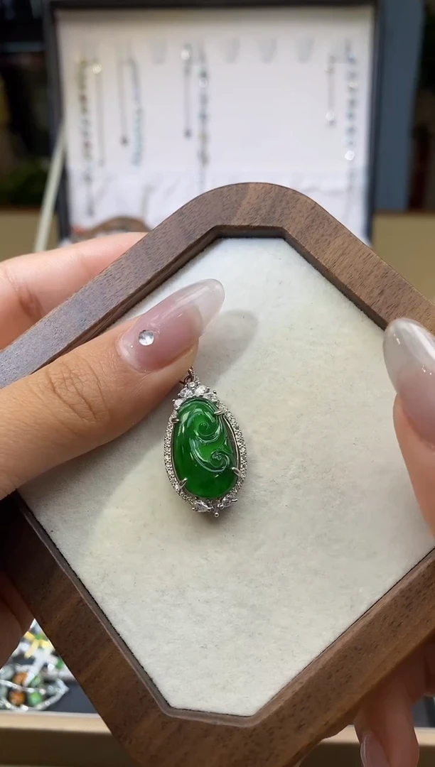 【闪购商品】翡翠吊坠(不含链)银S925镶嵌天然A货翡翠（多样性发一）