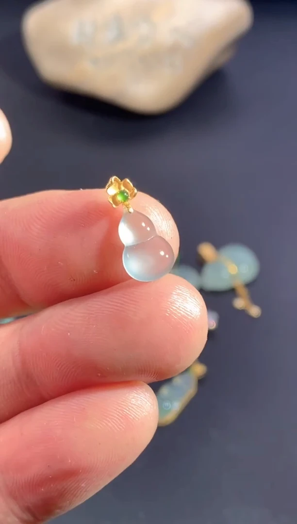 颈饰18K金镶嵌翡翠