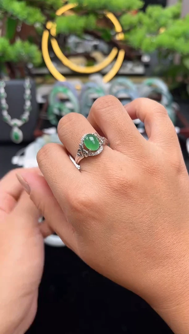 18K金镶嵌戒指翡翠戒指