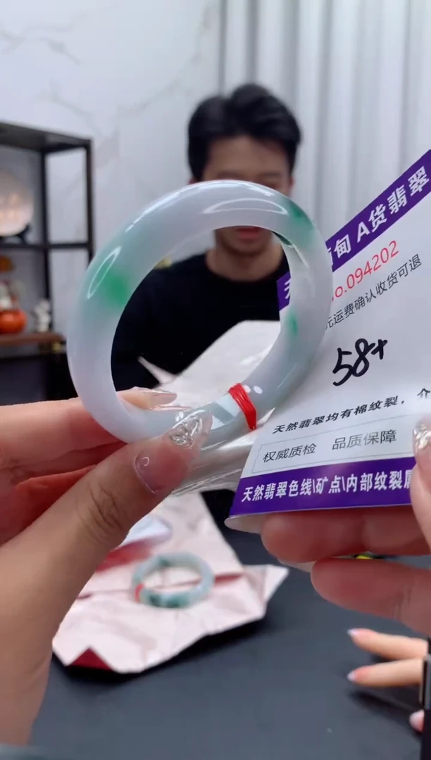 未镶嵌手镯翡翠有纹，完美者勿拍