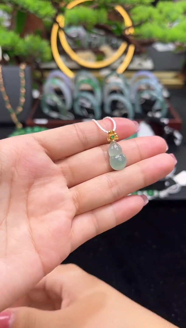 颈饰18K金镶嵌翡翠吊坠