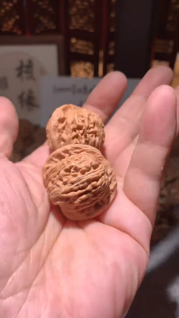 文玩核桃把件【核缘雅趣】37左右汉高楼，同尺寸随机发