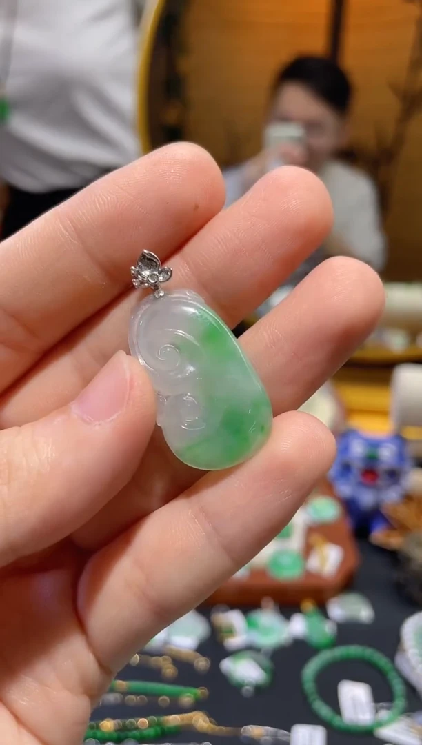 翡翠18K金镶嵌颈饰如意