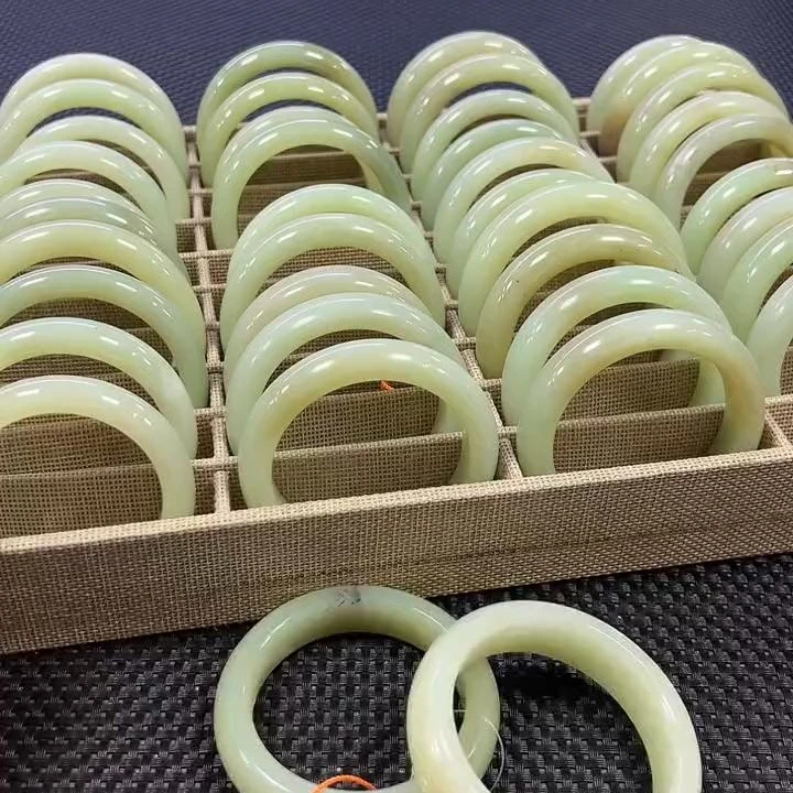 和田玉手镯一支(多样性发1件)  宽版