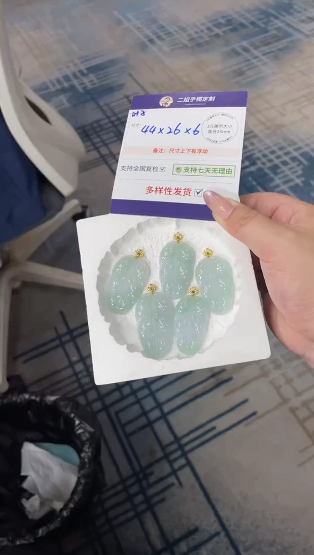 18K金镶嵌挂件翡翠扣头大叶子配绳FL21多样性发其一CP