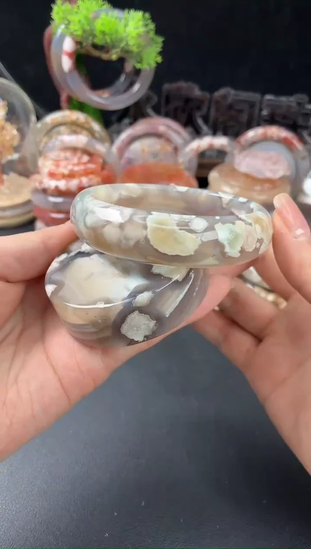 未镶嵌手镯（圆镯）石英质玉60