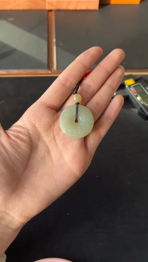 【闪购商品】和田玉吊坠(赠链)未镶嵌且末微色差近矿