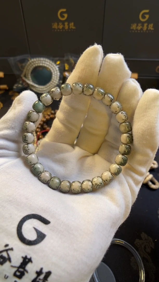 手串星月菩提8*7绿包白河豚