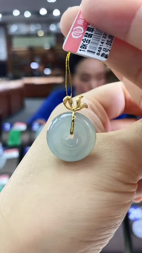 翡翠18K金镶嵌颈饰平安扣