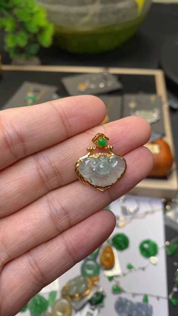 颈饰18K金镶嵌翡翠净货33240