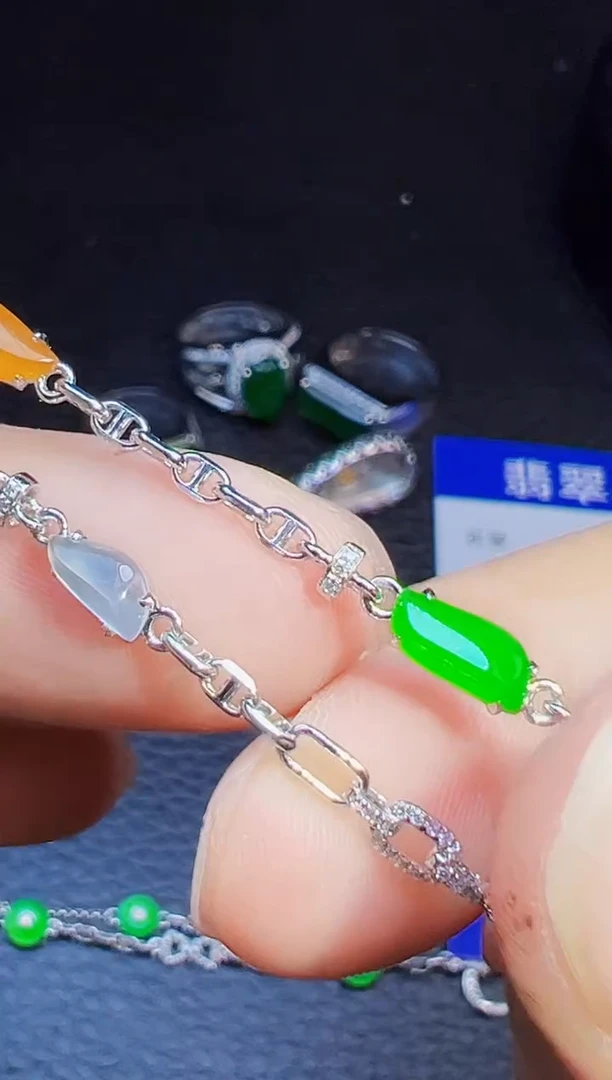 颈饰18K金镶嵌翡翠老*翡翠