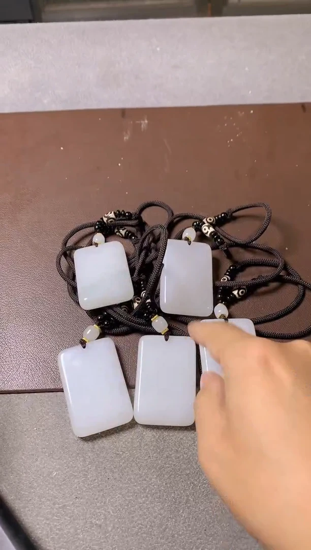 颈饰未镶嵌石英质玉（金丝玉）多样性发货拍一发一