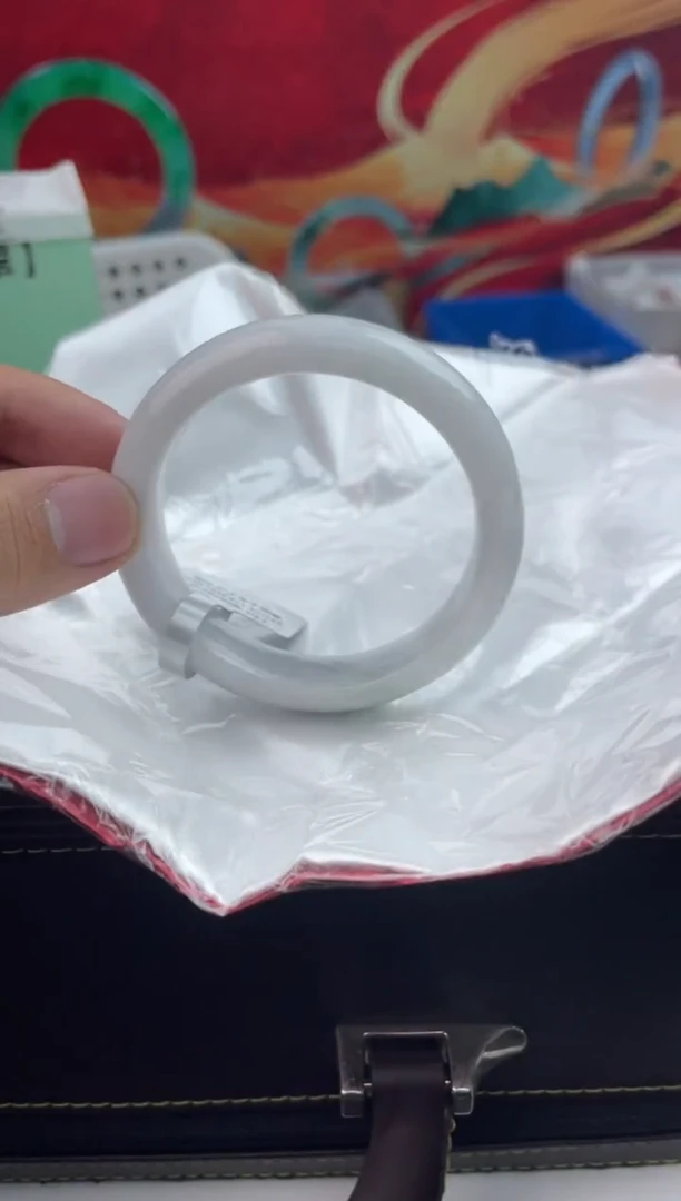 【闪购商品】翡翠手镯未镶嵌9翡翠手镯（微瑕）