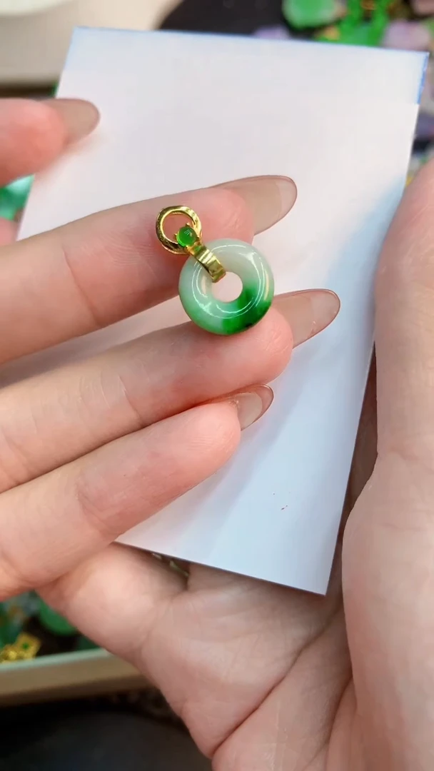 翡翠未镶嵌颈饰           1
