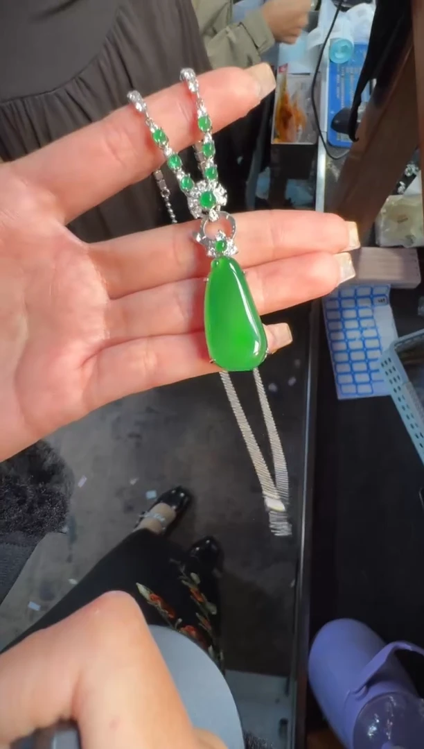 未镶嵌定制翡翠翡翠A货有轻微色差属于正常现象，福瓜多样性发货1