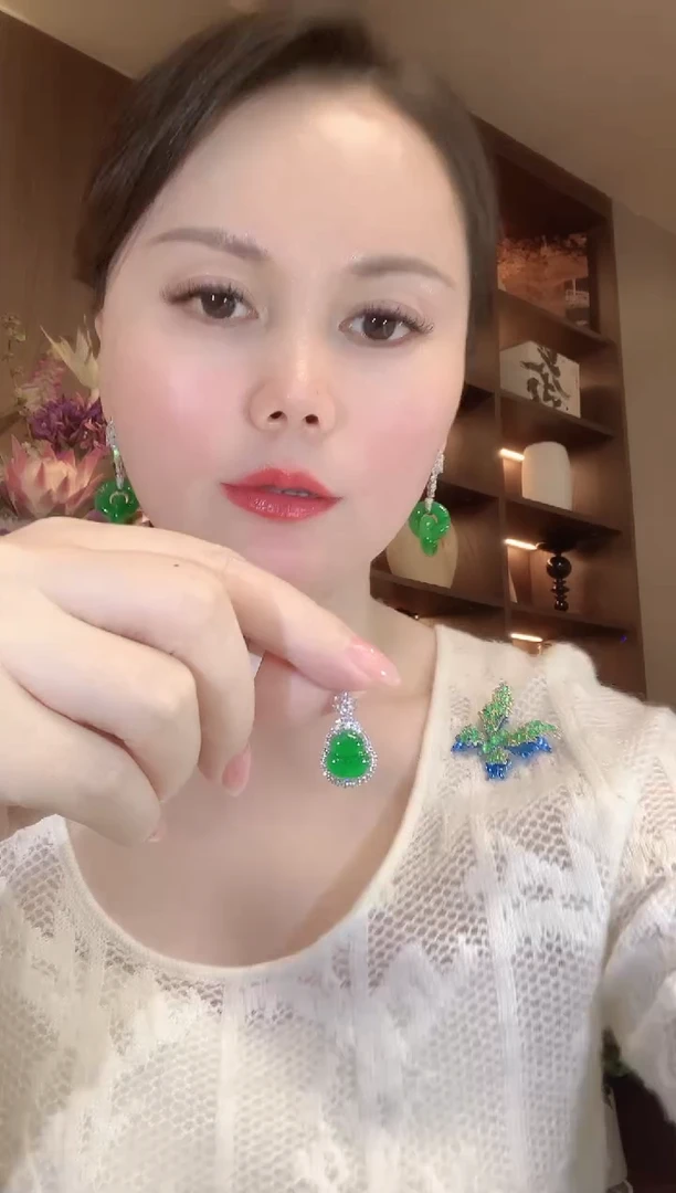 吊坠(不含链)18K金镶嵌翡翠C41