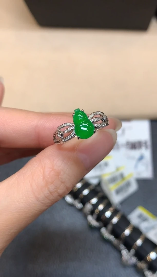 18K金镶嵌戒指翡翠1葫芦【无服务费