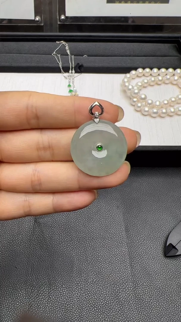 颈饰18K金镶嵌翡翠平安扣