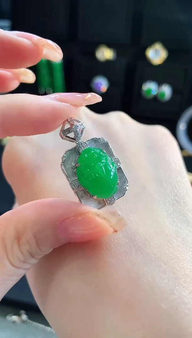 【闪购商品】翡翠颈饰18K金镶嵌吊坠