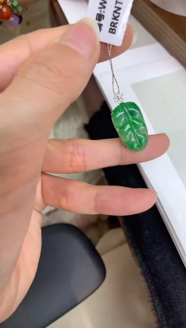 翡翠18K金镶嵌颈饰叶子