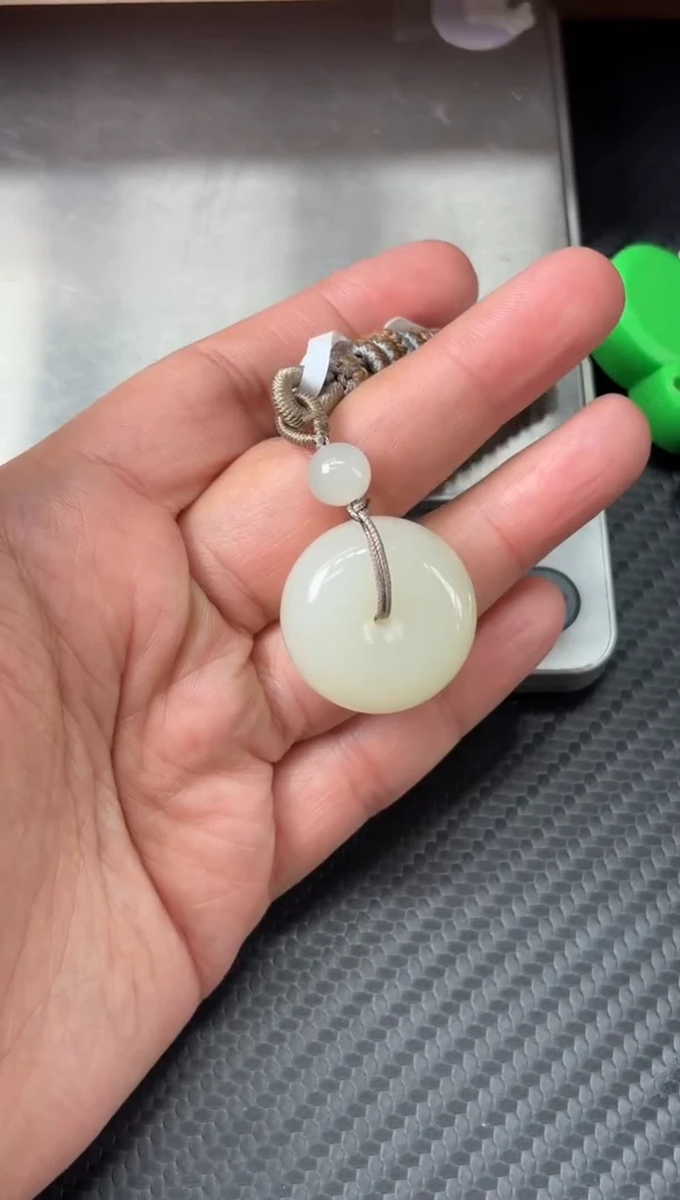 吊坠(赠链)未镶嵌和田玉若羌微色差平安扣s