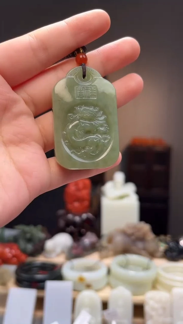 颈饰未镶嵌和田玉吊坠