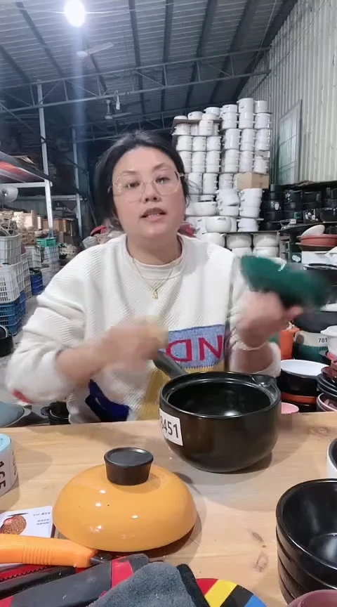 【闪购商品】4737瑕疵不圆黑色奶锅带盖