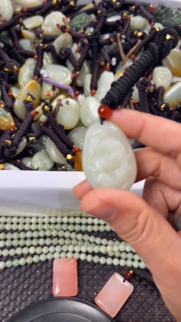 【闪购商品】和田玉颈饰未镶嵌多样性发货没有证书拍一发一有瑕