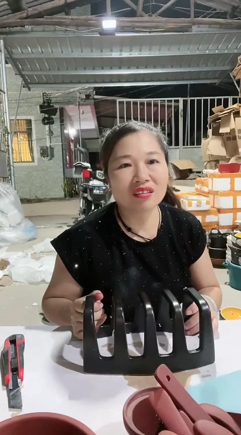 瑕疵黑色刀架一个