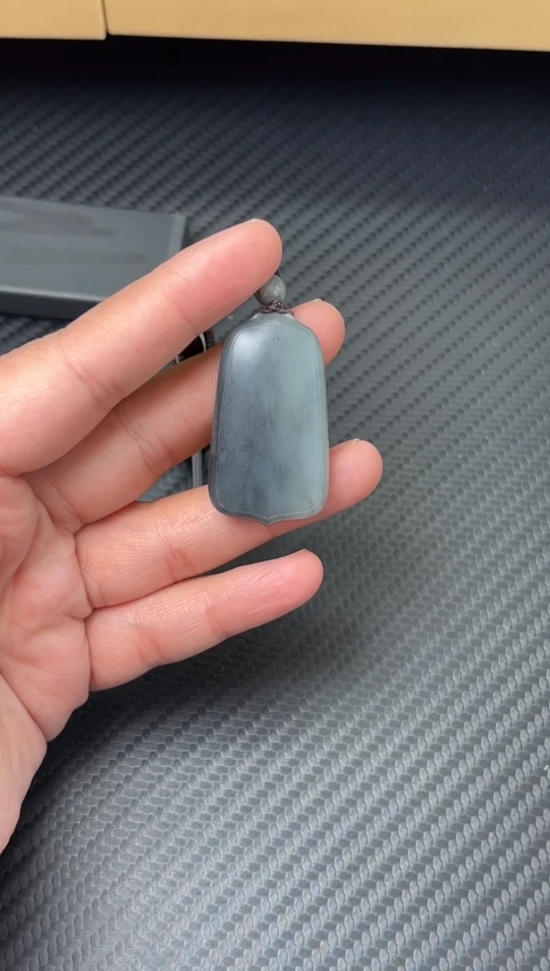 吊坠(赠链)未镶嵌和田玉若羌微色差吊坠