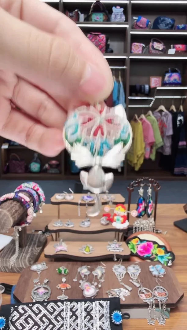 织绣68蒙阿苏苗绣传承店